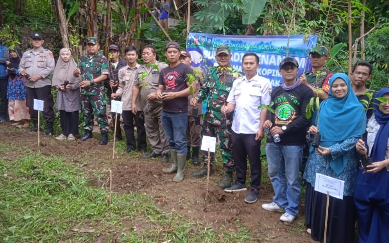 ANGGOTA KORAMIL 0608-12/CAMPAKA LAKSANAKAN PENANAMAN POHON BERSAMA FORKOPIMCAM