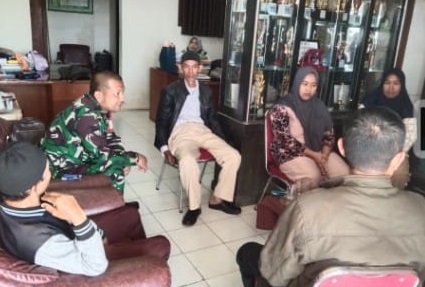 BABINSA DESA CIRUMPUT LAKSANAKAN KOMUNIKASI SOSIAL DENGAN GURU DAN ORANG TUA MURID