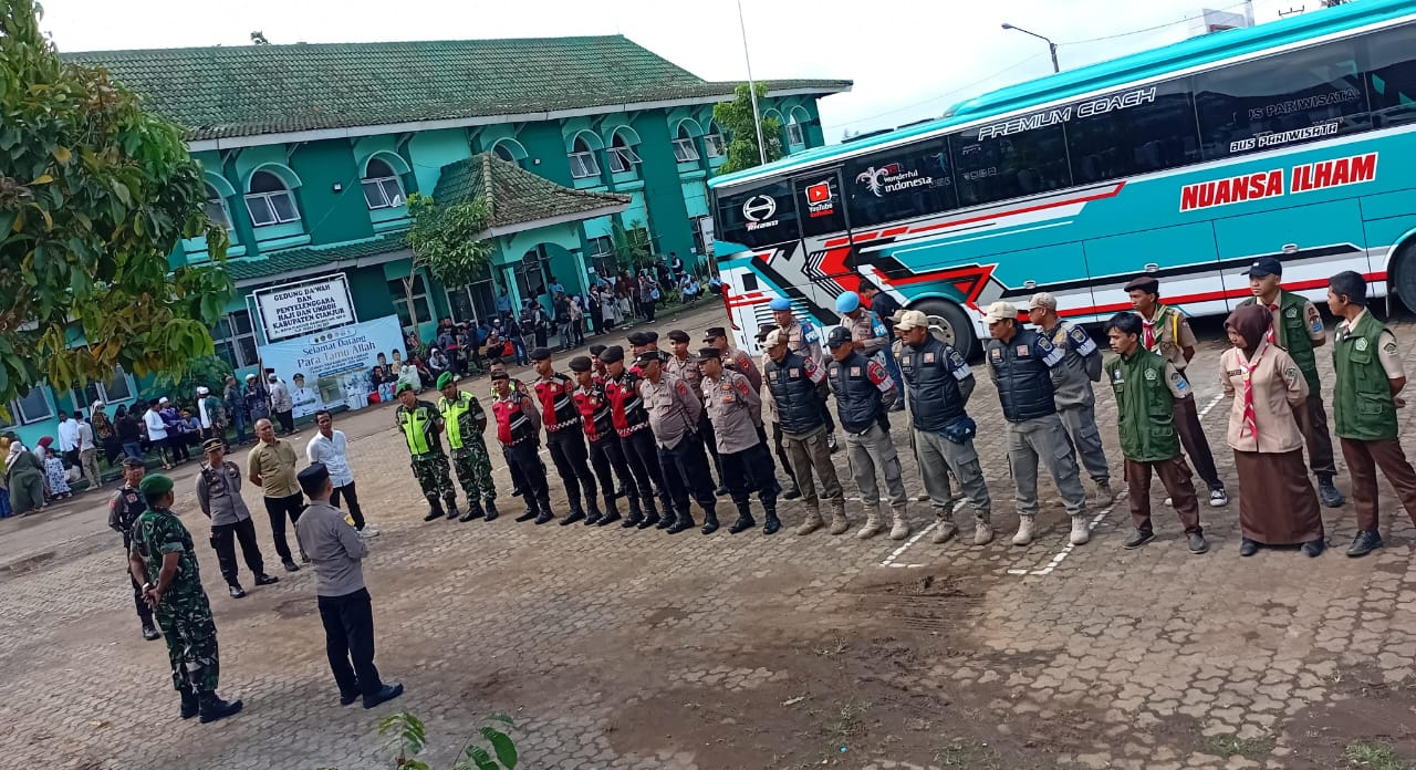 PENGAMANAN KEPULANGAN JEMAAH HAJI OLEH ANGGOTA KODIM 0608/CIANJUR