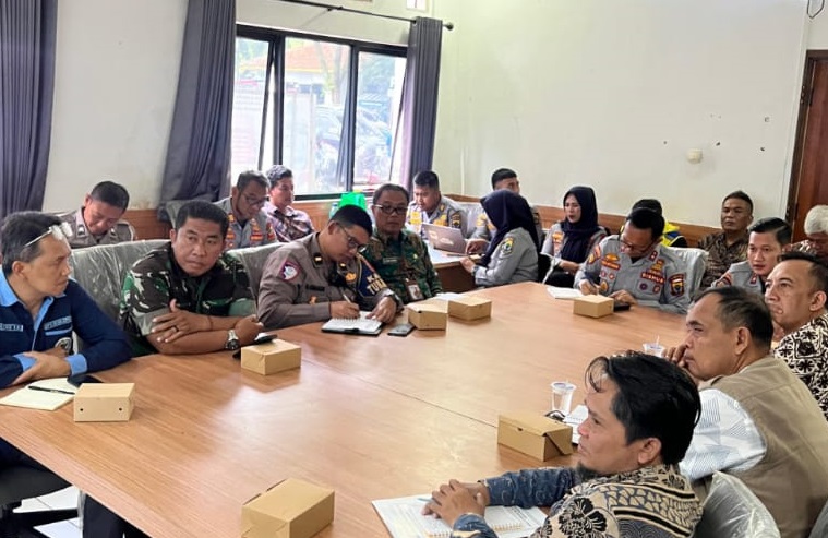 DANRAMIL 0608-04/CIPANAS KAPTEN ARM YAYAN RUHYAT LAKSANAKAN RAPAT KOORDINASI PENERTIBAN JALUR PASAR CIPANAS