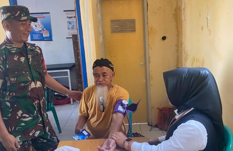 BABINSA DESA CIKONDANG SERKA ADHI WIBOWO LAKSANAKAN KEGIATAN MONITORING PENGECEKAN KESEHATAN BAGI MANULA
