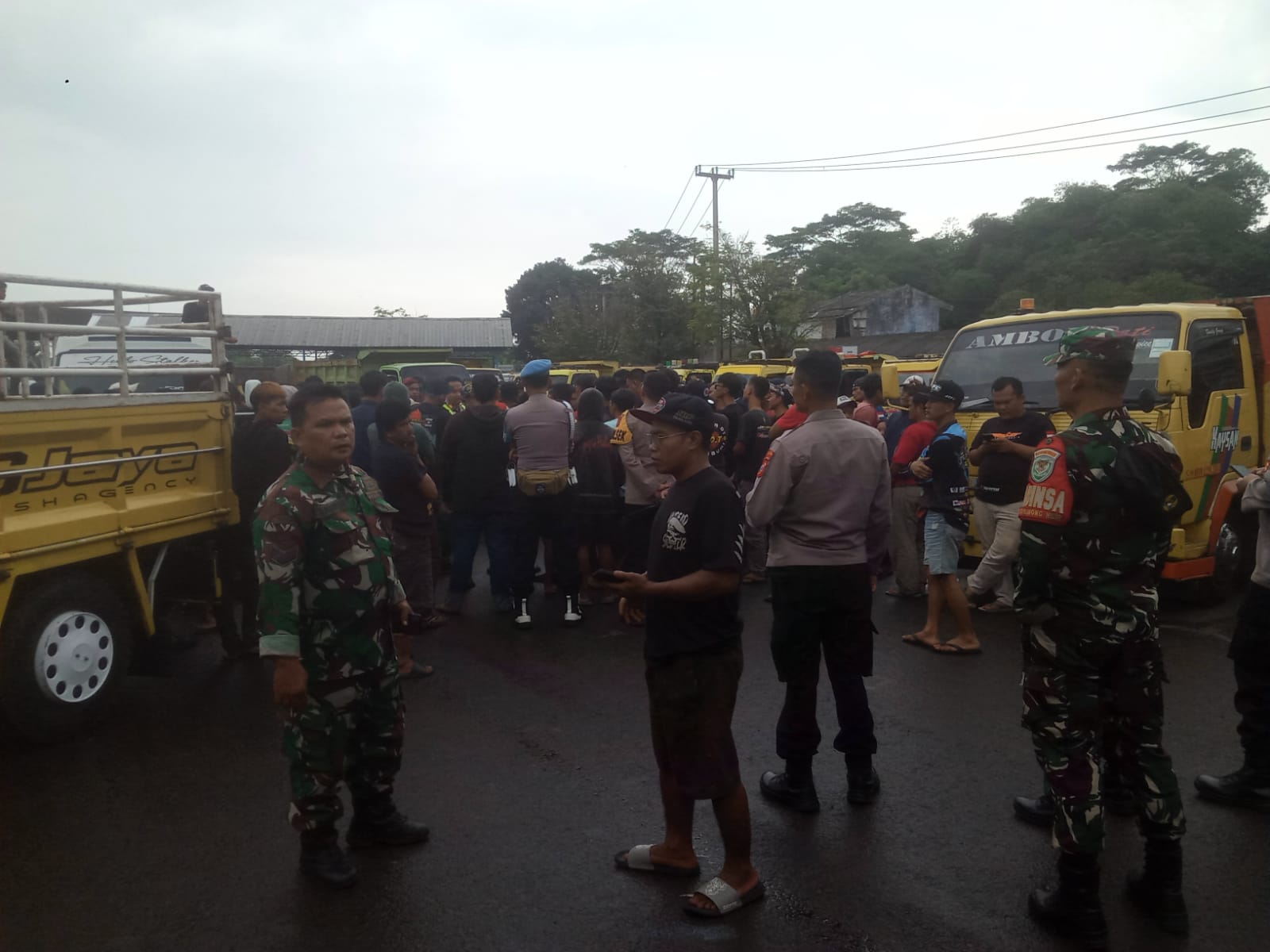 2 ANGGOTA KORAMIL 0608-01/KOTA AMANKAN DEMO TRUK ODOL DI TERMINAL PASIR HAYAM