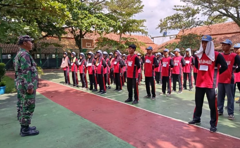BABINSA DESA CIBAREGBEG LAKSANAKAN PEMBINAAN TERHADAP SISWA-SISWI SMK AN NAHL