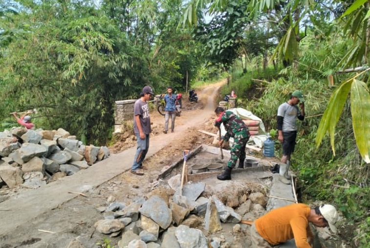 KARYA BAKTI BABINSA DESA BUNISARI: MEMBANGUN TPT JALAN UNTUK KEMUDAHAN WARGA