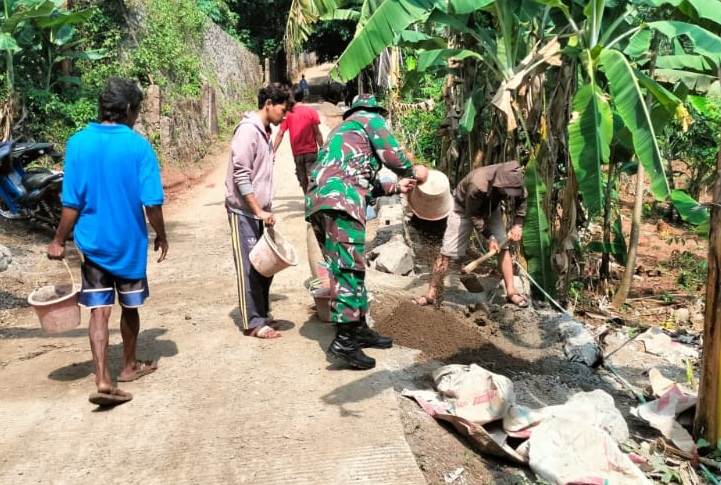 BABINSA DESA CIKANGKARENG LAKSANAKAN KARYA BAKTI PENGERASAN JALAN