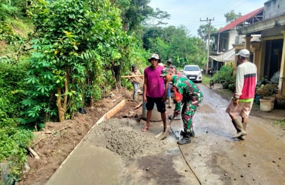 BABINSA DESA SUKALUYU LAKSANAKAN KARYA BAKTI PENGECORAN JALAN BERSAMA WARGA