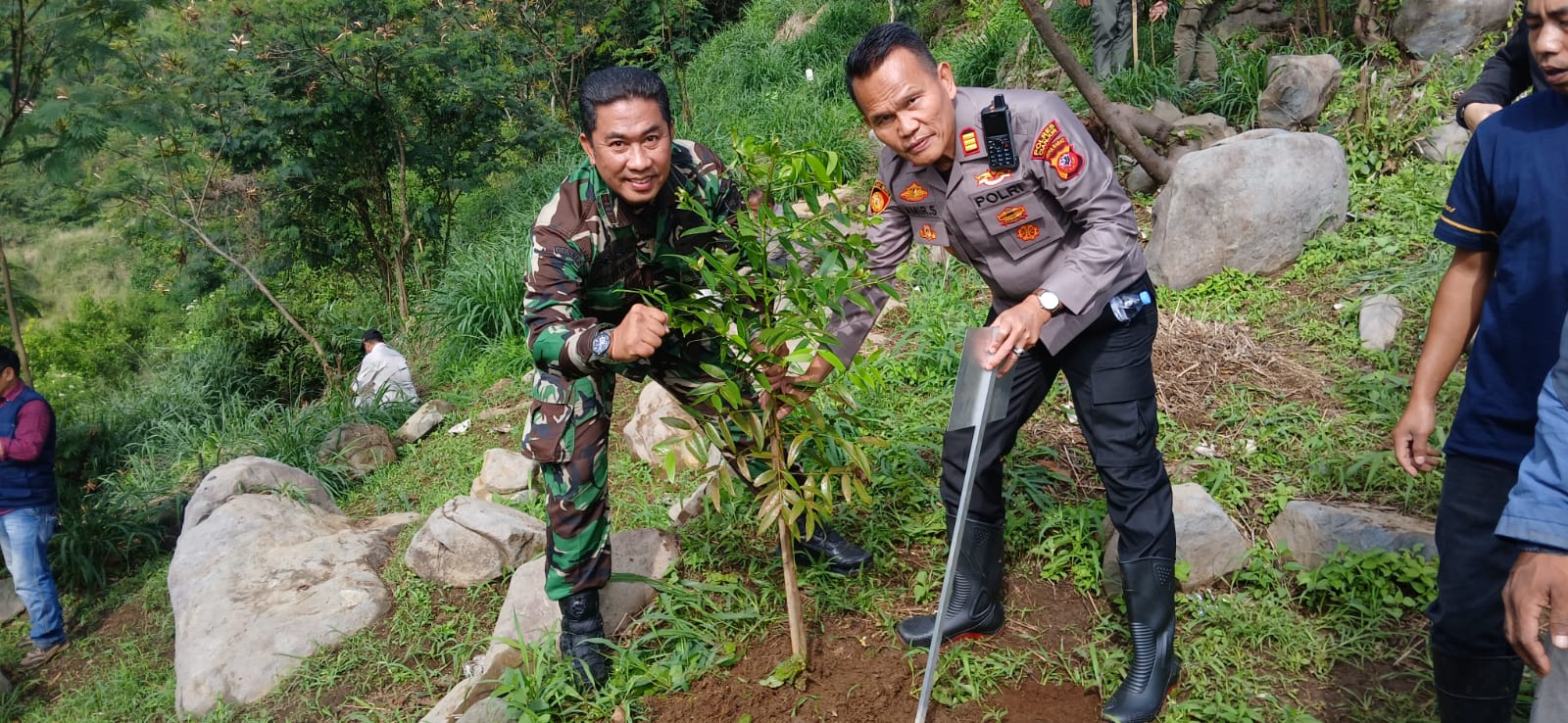 DANRAMIL 0608-04/CIPANAS MENGIKUTI KEGIATAN PENANAMAN POHON DI SITUS KUTATANGGEUHAN