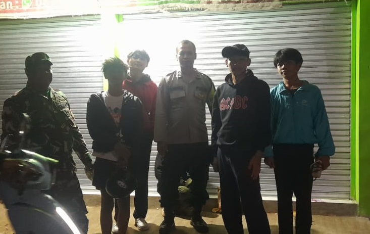 SINEGRITAS TNI-POLRI: BABINSA DAN BABINKAMTIBMAS LAKSANAKAN PATROLI KEAMANAN DI DESA NYALINDUNG