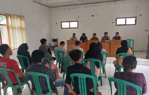 BABINSA SERDA SYUKRI HADIRI MUSYAWARAH DESA DI KERTAMUKTI