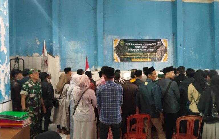 SERKA ENDANG HIDAYAT MONITORING KEGIATAN NIKAH MASSAL DI DESA SUSUKAN