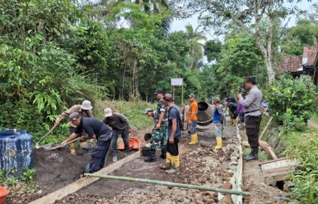 GOTONG ROYONG MEMBANGUN DESA: BABINSA SERTU ASEP MUBAROK LAKSANAKAN KARYA BAKTI PENGECORAN JALAN DI KARANGHARJA