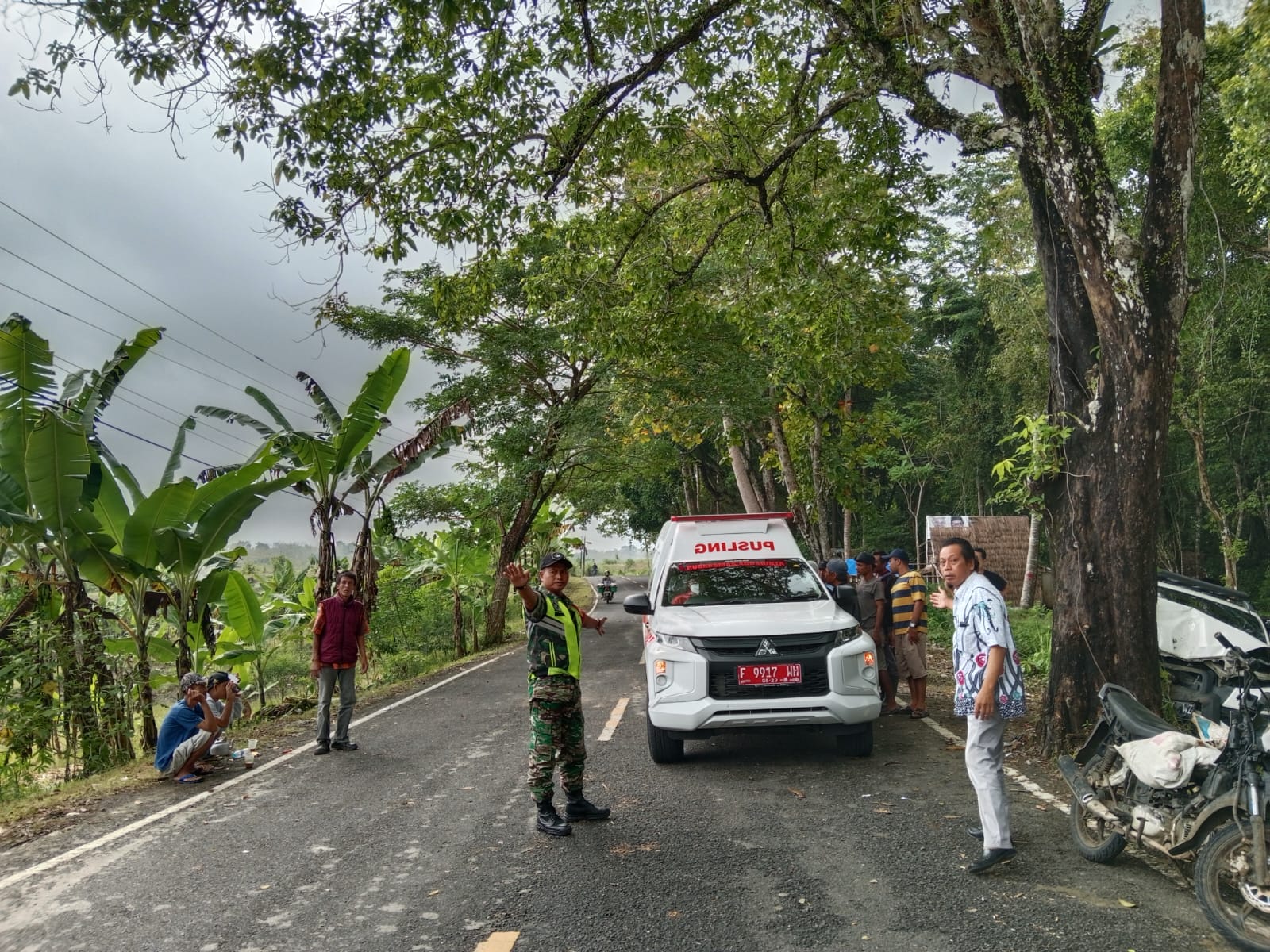 LANGKA LALIN DI KP BILAK, SERTU IYUS BABINSA KORAMIL 0608-15/SINDANGBARANG TURUN TANGAN BANTU EVAKUASI