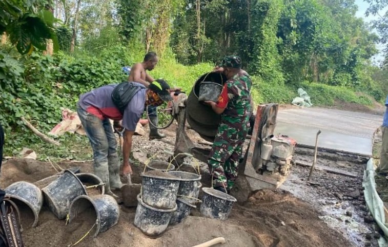 SERDA RACHMAT TUNGGAL DAMPINGI KARYA BAKTI PENGECORAN JALAN DESA DI PUNCAKWANGI
