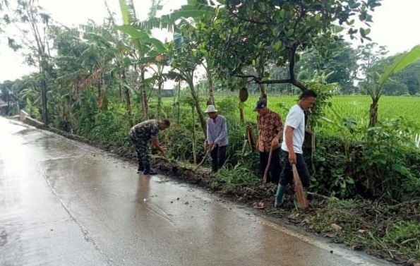 KOPKA GUNUN LAKSANAKAN KARYA BAKTI PEMBERSIHAN JALAN DAN PARIT DI DESA SUKAJAYA