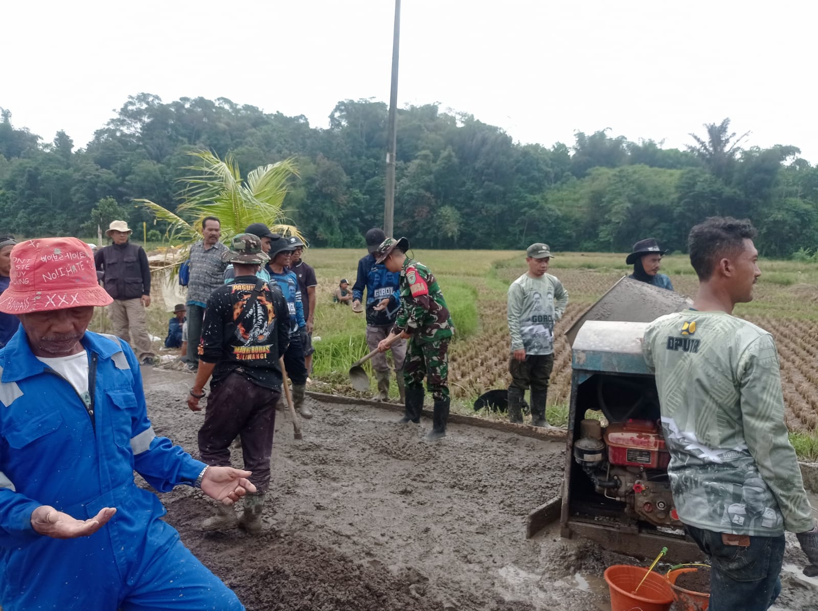 BUPATI CIANJUR KUNJUNGI DESA SUKAMULYA, SERDA DANANG BABINSA SUKAMULYA HADIR DALAM KEGIATAN GOROL