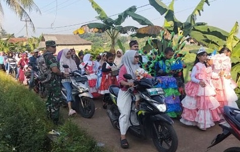 BABINSA DESA KERTAMUKTI AMANKAN KARNAVAL GELAR KARYA BAZAR KEWIRAUSAHAAN SDN BUMIAYU 2