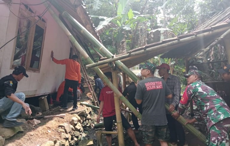 KARYA BAKTI MENYELAMATKAN RUMAH MIRING AKIBAT PERGESERAN TANAH, BABINSA DESA SUKAJADI TURUN KE LAPANGAN