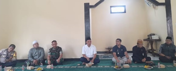 MEMBANGUN KERJA SAMA UNTUK PEMBANGUNAN DESA, BABINSA DESA CIMANGGU DAMPINGI RAPAT RT DAN RW