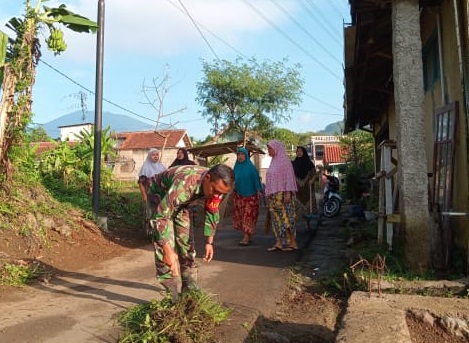 KARYA BAKTI BABINSA DESA SARAMPAD: MEMBERSIHKAN JALAN PROTOKOL UNTUK LINGKUNGAN YANG LEBIH BAIK