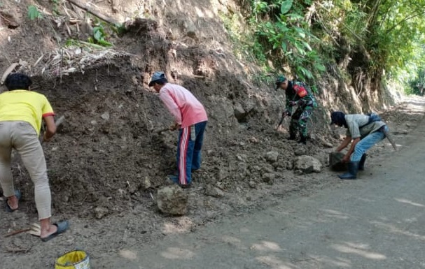 BABINSA DESA SINDANGSARI SERKA HERMAN TURUN KE LAPANGAN LAKSANAKAN KARYA BAKTI BERSAMA WARGA