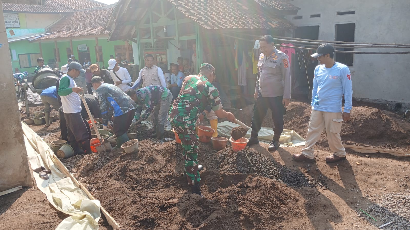 DANRAMIL 0608-09/CIRANJANG KAPTEN ARM DENI MENGHADIRI KEGIATAN GOTONG ROYONG LOBAAN (GOROL) DI DESA NANGALAMEKAR