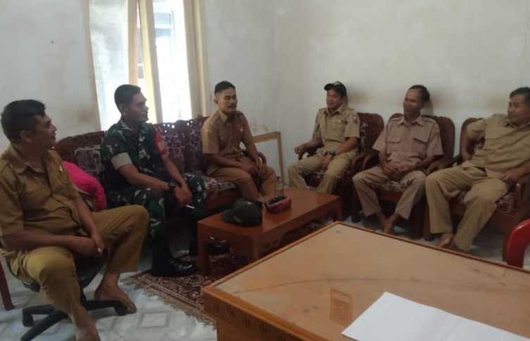 BABINSA DESA SALAGEDANG SERDA WAWAN LAKSANAKAN KOMUNIKASI SOSIAL BERSAMA APARAT DESA
