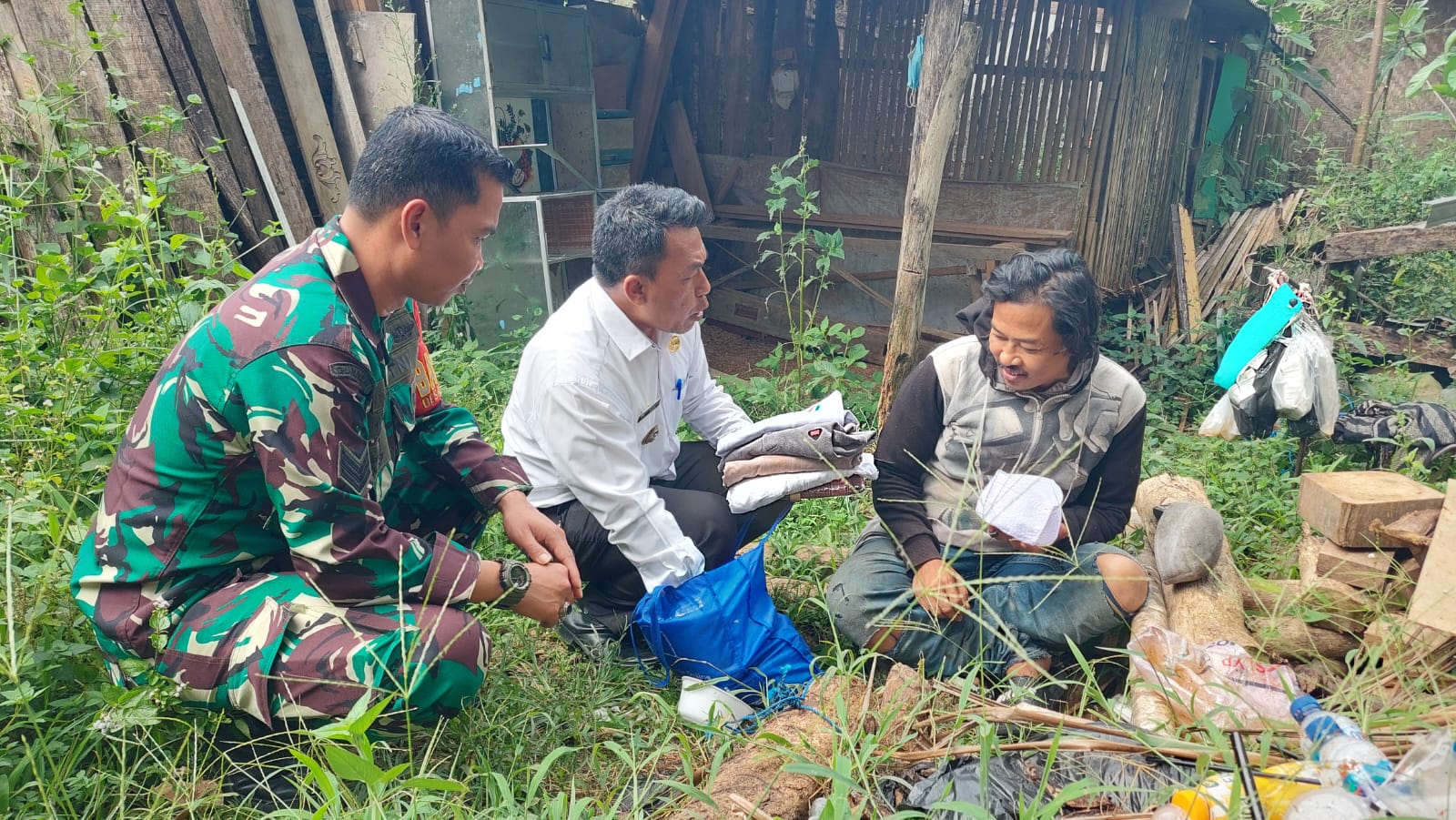 SERKA KHOLIDIN MEMBANTU PENANGANAN ODGJ UNTUK PEMBUATAN KTP DAN KK SERTA BPJS