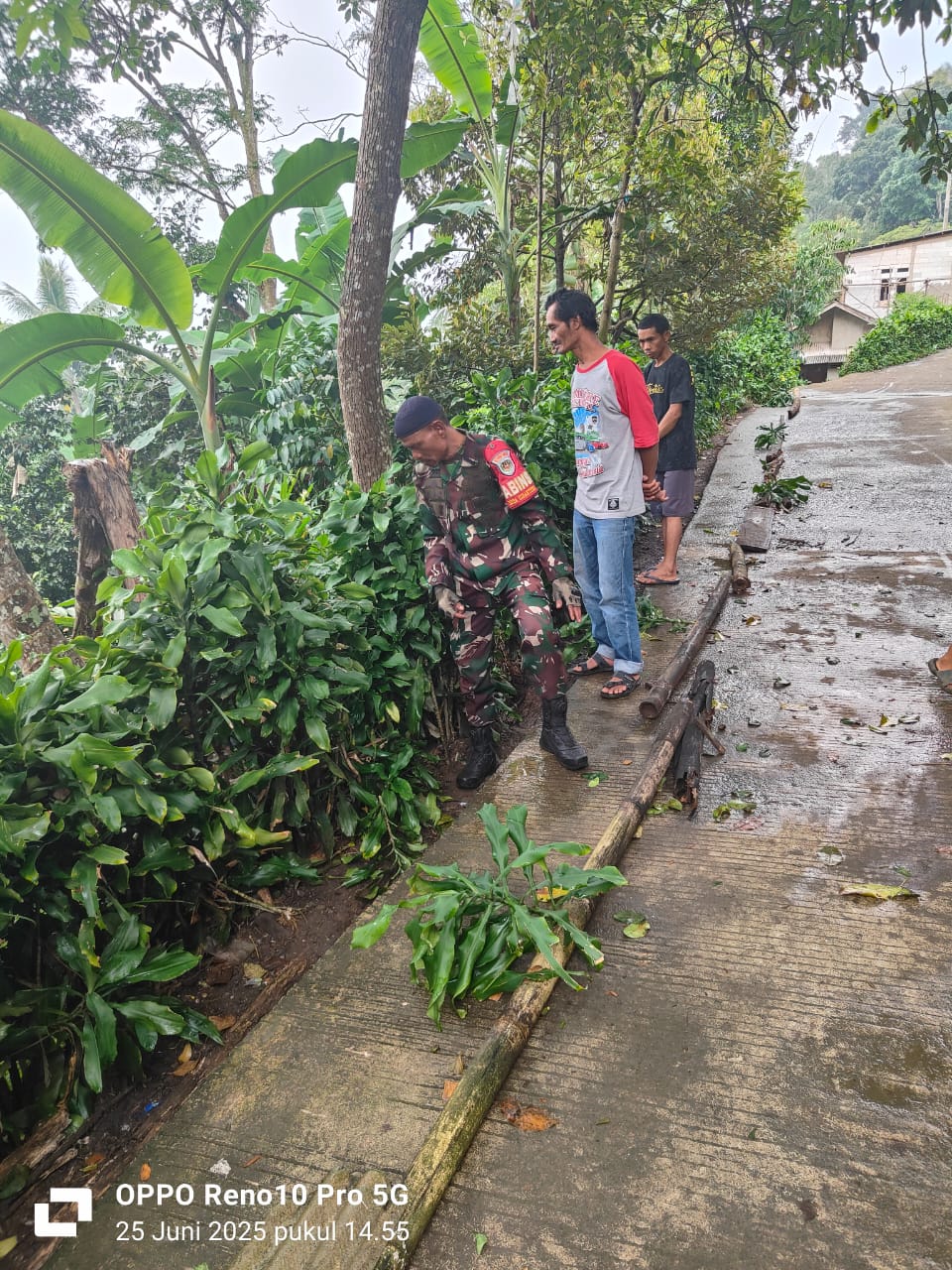 BENCANA ALAM PERGERAKAN TANAH TERJADI DI KAMPUNG CIBUNTU DESA CIBANTENG KECAMATAN SUKARESMI