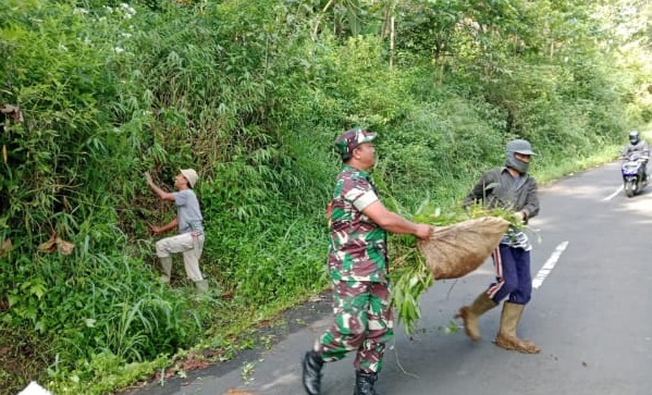 BABINSA DESA KUBANG TURUN KE LAPANGAN: KARYA BAKTI PEMBERSIHAN JALAN UNTUK KESEHATAN LINGKUNGAN