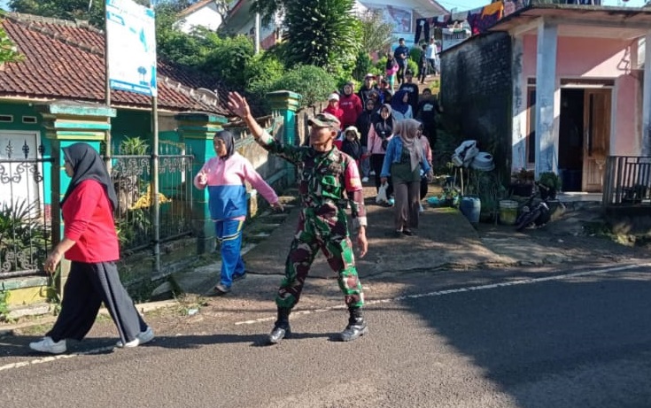 MENYAMBUT TAHUN BARU HIJRIYAH DENGAN SEMANGAT, BABINSA DESA CAMPAKA MULYA AMANKAN JALAN SEHAT