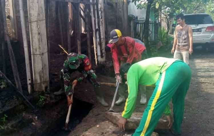BABINSA DESA PURABAYA TURUN KE LAPANGAN: KARYA BAKTI MEMBERSIHKAN SALURAN PEMBUANGAN AIR