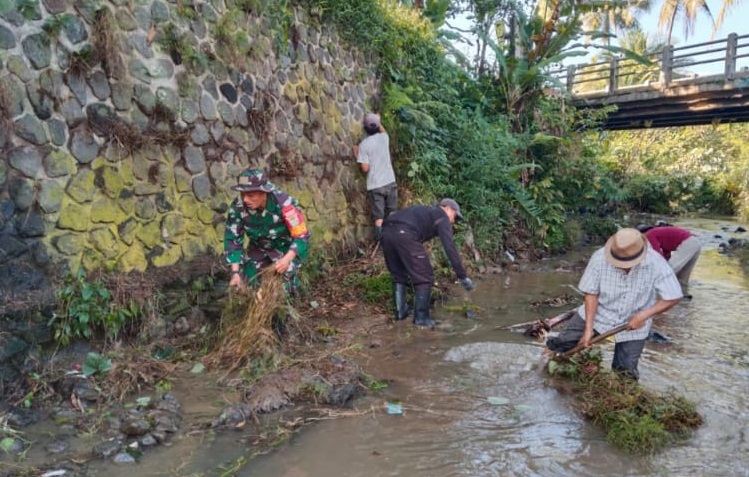 KARYA BAKTI BERSAMA WARGA, BABINSA DESA SUSUKAN BERSIHKAN SUNGAI