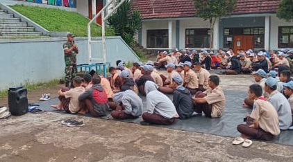 BABINSA DESA SARAMPAD TEGUHKAN WAWASAN KEBANGSAAN BAGI SISWA PRAMUKA
