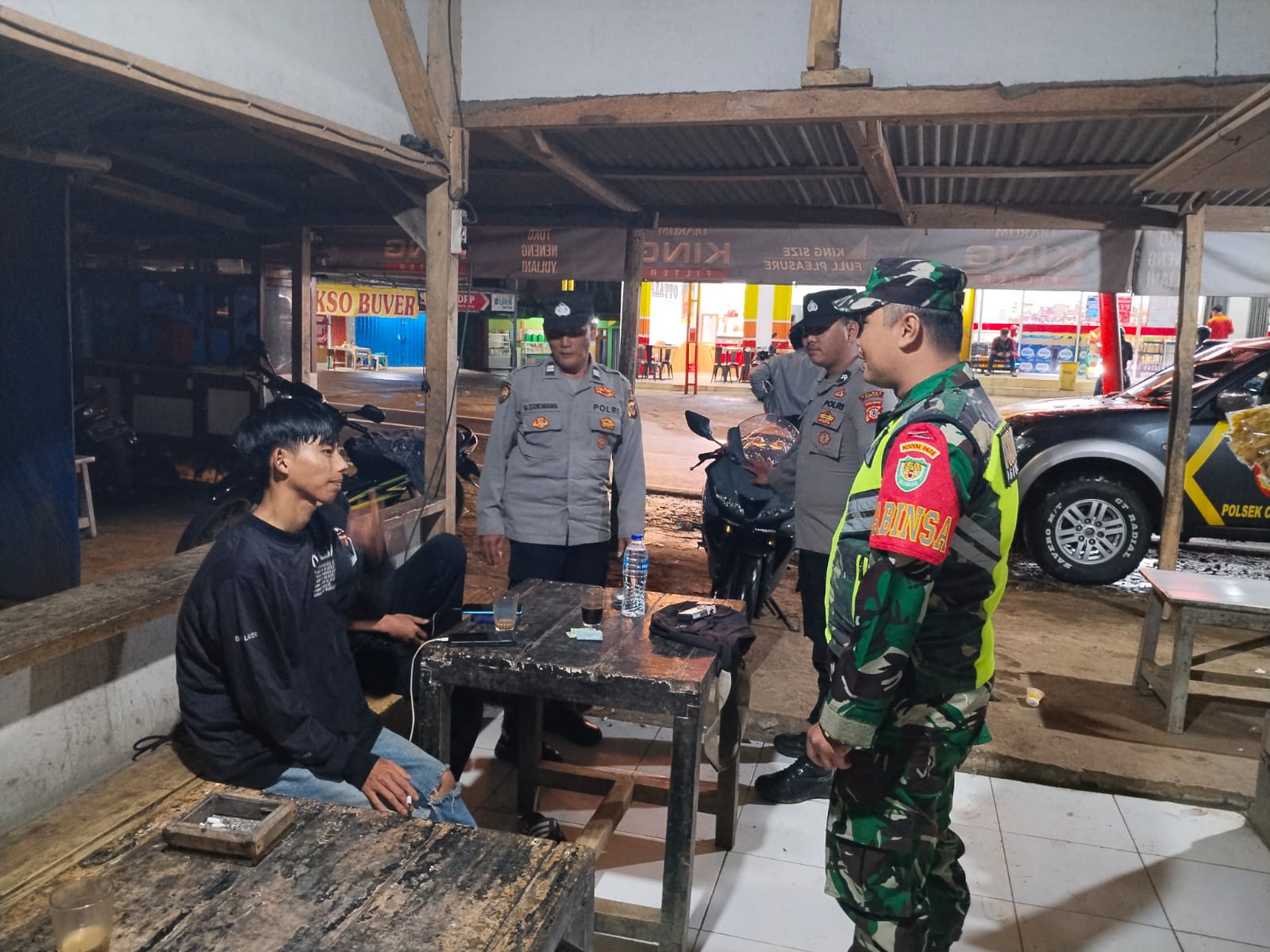 SERDA JUMADI DAN SERDA YOYON ARIYANTO ANGGOTA KORAMIL 0608-16 CIBINONG LAKSANAKAN PATROLI CIPKON SINERGITAS DENGAN POLSEK CIBINONG