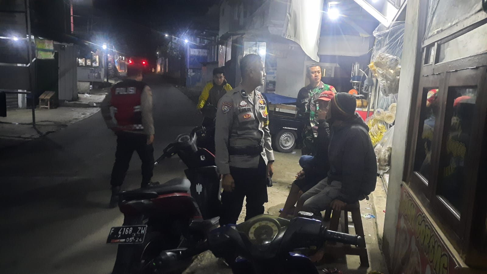 PATROLI CIPKON GABUNGAN TNI-POLRI WILAYAH KEC. CUGENANG, SERTU KOMAR HEMBARA: KITA BERIKAN RASA AMAN BAGI WARGA