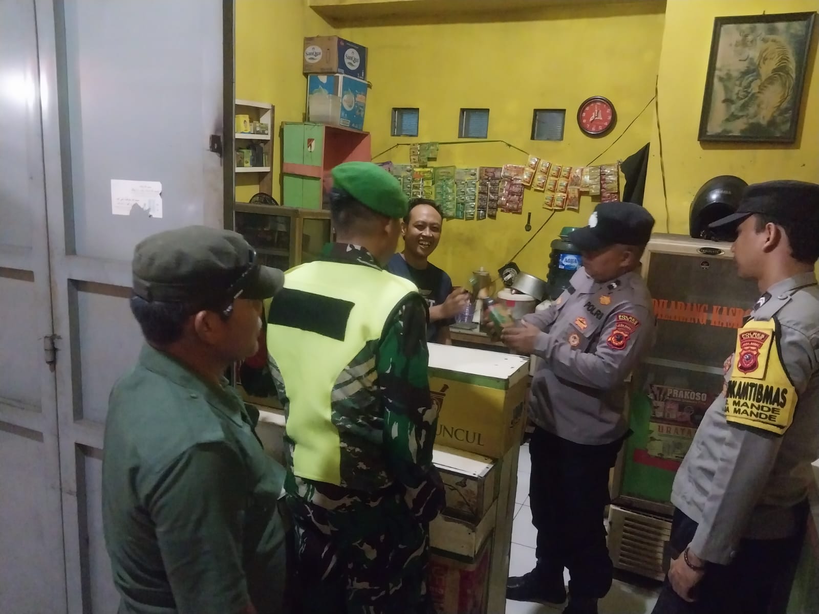 SERDA EKO WONO W SNGGOTA KORAMIL 0608-08 MANDE LAKSANAKAN PATROLI CIPKON SINERGITAS DENGAN POLSEK MANDE