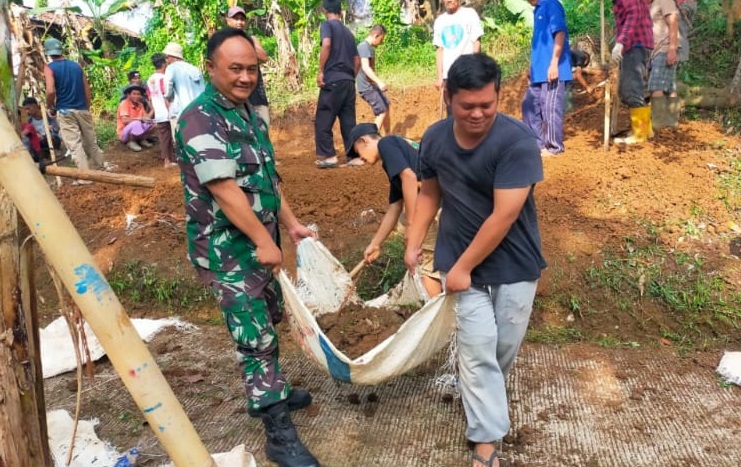 BABINSA SALAGEDANG PELDA YUDI RAHMAN AJAK WARGA BANGUN POS KAMLING
