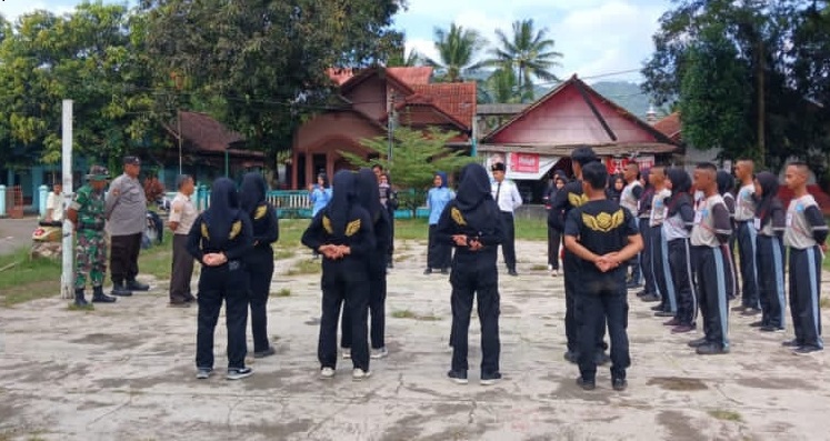 BABINSA SUKARESMI SERDA SESEP DUKUNG PASKIBRA KECAMATAN KADUPANDAK