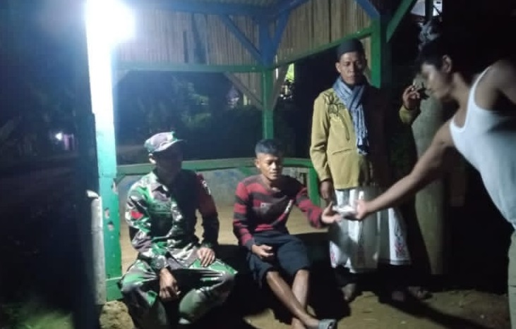 BABINSA NEGLASARI KOPKA DIDIT RINO TEGASKAN KEAMANAN MALAM HARI BERSAMA WARGA