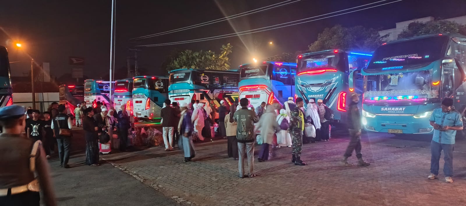 ANGGOTA KODIM 0608/CIANJUR AMANKAN KEPULANGAN JAMAAH HAJI GELOMBANG 3 KLOTER JKS 38 EMBARKASI BEKASI