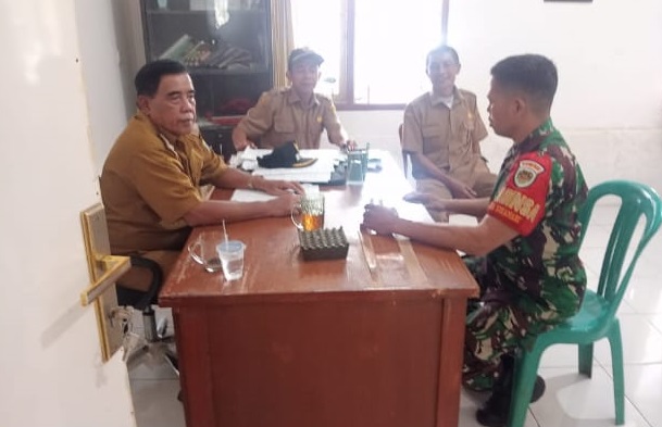 BABINSA SUKAMAHI SERDA YOHANES LAKUKAN KOMUNIKASI SOSIAL DENGAN APARAT DESA