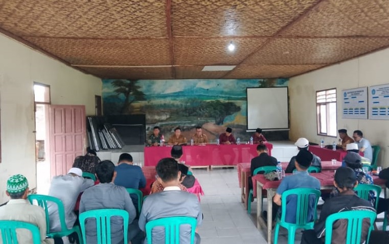BABINSA AGRABINTA HADIRI MUSYAWARAH PEMBAHASAN INSENTIF UNTUK GURU NGAJI