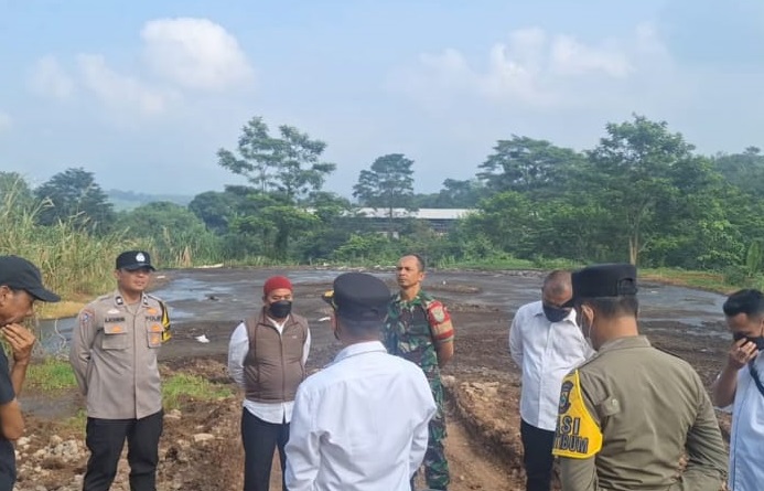 BABINSA MULYASARI LAKSANAKAN PENGECEKAN PEMBUANGAN LIMBAH KOTORAN AYAM