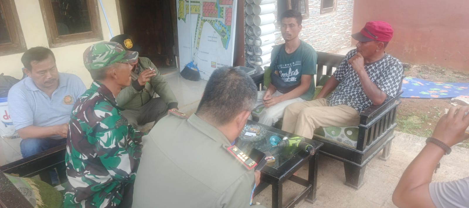 BABINSA WARUNGKONDANG SERDA DANANG MONITORING FENOMENA ALAM BAMBU PETUK YANG KELUAR AIR TERUS MENERUS