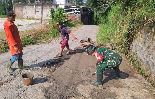 BABINSA DESA BENJOT BERAKSI CEPAT, JALAN RUSAK DI SIRNAGALIH TERKONDISIKAN
