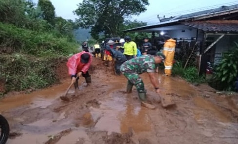 BABINSA DESA SUKAMEKAR MEMIMPIN KARYA BAKTI PEMBERSIHAN JALAN