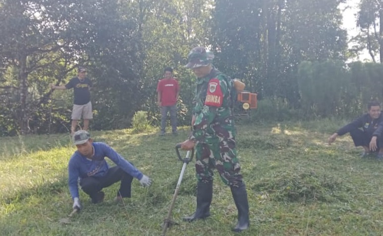 BABINSA DESA CAMPAKA WARNA AJAK WARGA LAKSANAKAN PEMBERSIHAN LAPANGAN BOLA