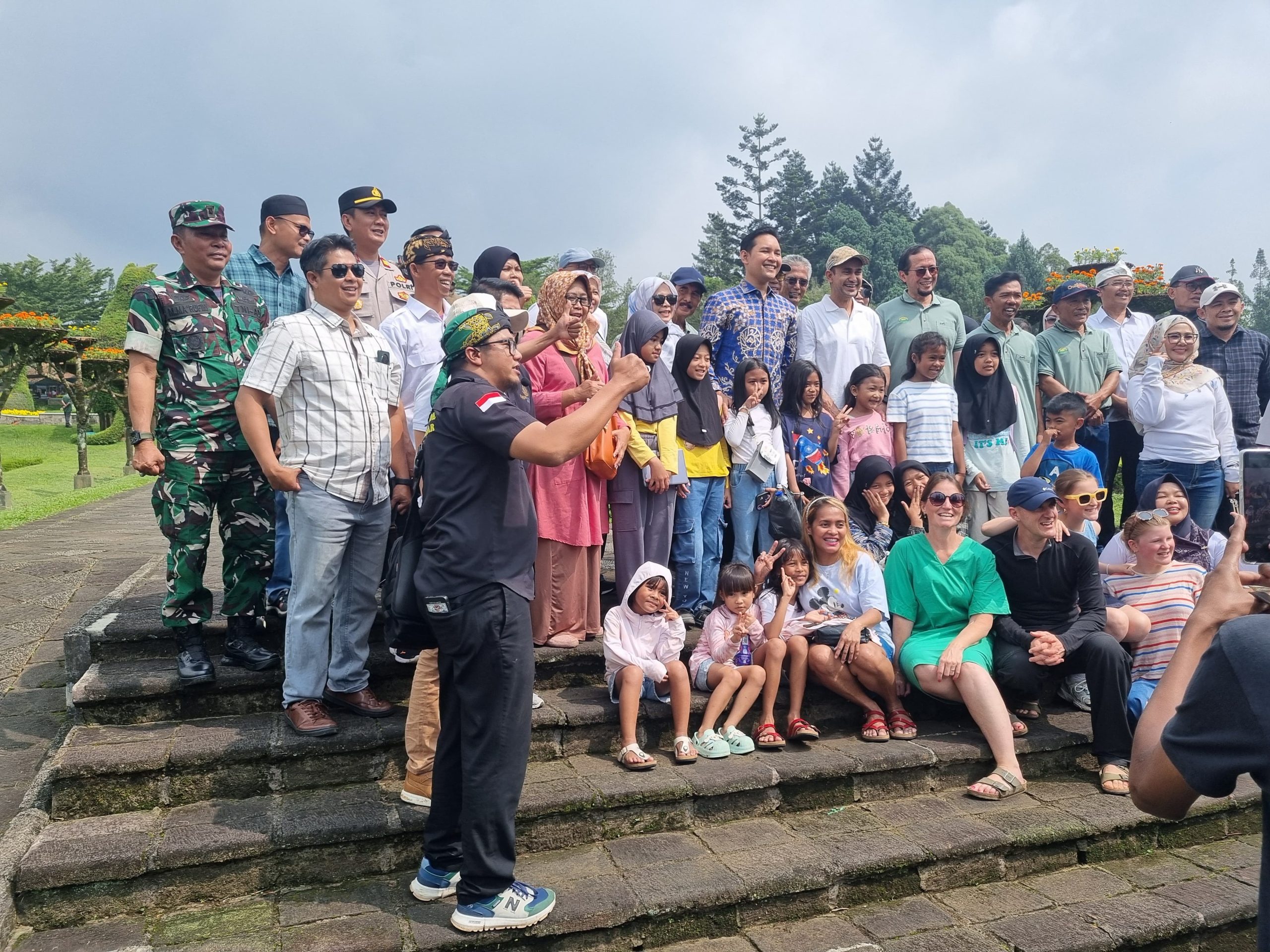 BUPATI CIANJUR KUNJUNGI TAMAN BUNGA NUSANTARA, LAUNCHING BALON UDARA BARU