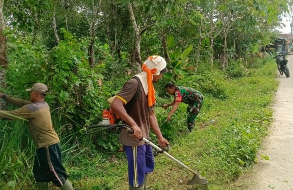 SERDA RUDI KURNIAWAN PIMPIN WARGA LAKSANAKAN KARYA BAKTI PEMBERSIHAN JALAN