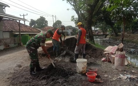 BABINSA DESA JATISARI MELAKSANAKAN KARYA BAKTI PERBAIKAN PONDASI IRIGASI